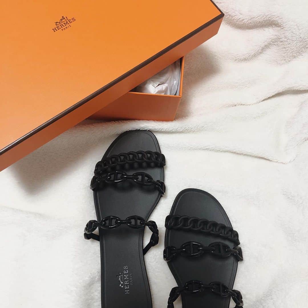 のインスタグラム：「今年はこの子にお世話になりそぉ🖤 . . . . #HERMES #エルメス #エルメスサンダル #シェーヌダンクル #シェーヌダンクルサンダル #エルメスリヴァージュ」