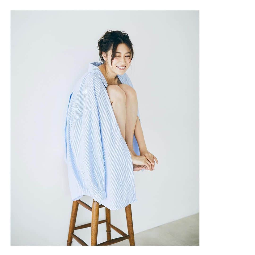 豊森ちはやのインスタグラム：「【出演情報】﻿ ﻿ ‪今夜22時〜放送のTBS金曜ドラマ‬﻿ ﻿ ‪「#凪のお暇」第2話‬の回想シーンに﻿ 少しだけ出演させていただきます🎐﻿ ﻿ この後も面白い展開になりそうな予感 💭﻿ ﻿ ﻿ ‪﻿ ベージュのノースリーブにエメラルド色っぽいスカート履いてポニーテールしてるのがわたしです。﻿ ﻿ ‪ちはやを探せ！してみてね ◟̑◞̑﻿ ﻿」