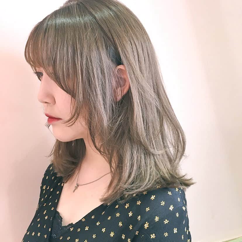 原涼香のインスタグラム：「ㅤㅤㅤㅤㅤㅤㅤㅤㅤㅤㅤㅤㅤ ミディアムレイヤー🇰🇷💚 ラフにワンカール巻くだけでかわいい🐻 ㅤㅤㅤㅤㅤㅤㅤㅤㅤㅤㅤㅤㅤ 毛先の厚みをほどよく残すので、 スカスカにはなりません💓 ㅤㅤㅤㅤㅤㅤㅤㅤㅤㅤㅤㅤㅤ 是非オーダーください( ◠‿◠ ) ㅤㅤㅤㅤㅤㅤㅤㅤㅤㅤㅤㅤㅤ」