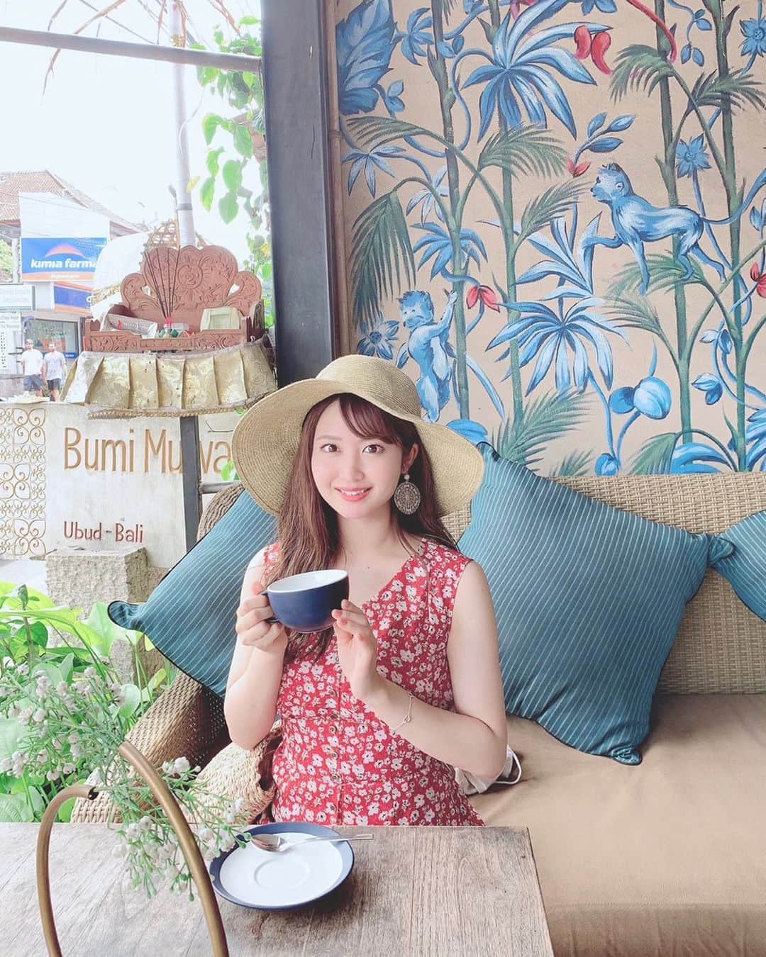 のインスタグラム：「♡ . ウブドのモンキーフォレストに オシャレなカフェ沢山ありました☕️💕💕 . 通りの名前の通り、 お猿さんがいっぱいいました🐒✨ . #utamaspice #organic #organiccosme #monkeyforrest #ubud #Bali #Indonesia #BaliIndonesia #shooting #instatravel #photographic #instagood #instagramjapan #japanesegirl #girls #ウタマスパイス #オーガニック #オーガニックコスメ #モンキーフォレスト #ウブド #バリ #バリ島 #バリ島旅行 #女子旅 #月刊Cheek #ガルーダ航空 #夏コーデ #さわーコーデ #さわー海外 #沢井里奈」