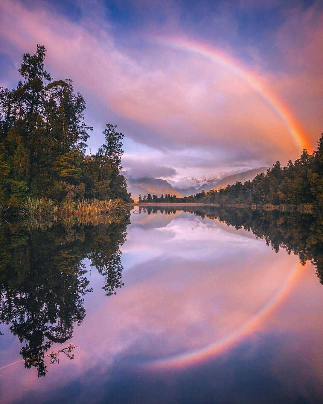 BEAUTIFUL DESTINATIONSさんのインスタグラム写真 - (BEAUTIFUL DESTINATIONSInstagram)「Catching a rainbow reflection in 🌈🌈 #NewZealand (📷: @rachstewartnz 📍: New Zealand)」7月26日 21時06分 - beautifuldestinations