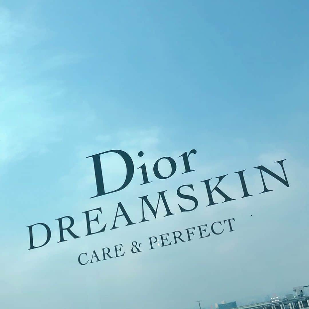 石川瑠利子さんのインスタグラム写真 - (石川瑠利子Instagram)「. . @dior のDREAM SKIN、美肌作用がすごくて肌が整うから色ムラとか赤みがおさえられるという優れもの😍✨ 今までたくさん日焼けしたから続けて使ってどうにかお肌を健康に綺麗に保ちたいっ🐥❤️ . . #dior #skincare #おすすめ」7月26日 21時06分 - ruriko_ishikawa