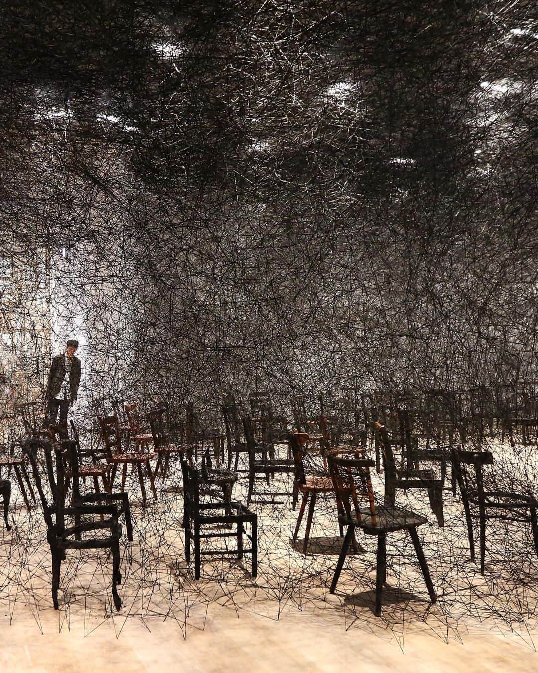 川内悠子のインスタグラム：「* 塩田千春展 : 魂がふるえる Shiota Chiharu : The Soul Trembles  #塩田千春 #ChiharuShiota #exhibition #artinstallation #contemporaryart #buildingstyles_gf #buildinglover #architecture #archilovers #archdaily #archhunter  #shiotachiharuthesoultrembles #塩田千春展魂がふるえる #moriartmuseum @moriartmuseum」