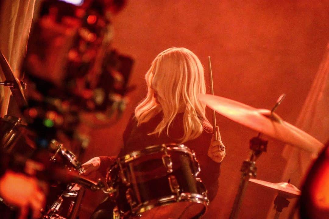 ドナテラ・ヴェルサーチさんのインスタグラム写真 - (ドナテラ・ヴェルサーチInstagram)「On the drums... Me! 🙋🏼‍♀️🔥❤️ #versacefw19 Campaign #BTS」7月26日 21時05分 - donatella_versace
