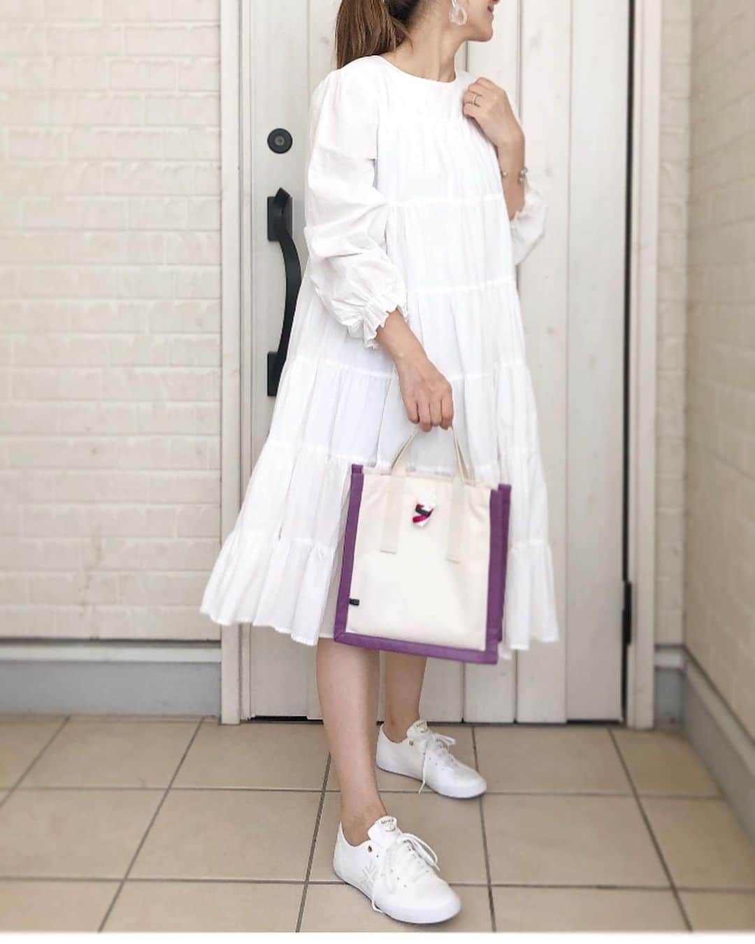 のインスタグラム：「久しぶりにスニーカーNew In👟 アドミラルの白スニーカーにしました♡ 軽くて履きやすいです！ 白ワンピースと合わせて✨ * 今日は次女がキャンプから帰ってきました…そして長女は合宿へいきました。 なかなか家族揃わない😅 でも子供達それぞれ何か得て、ひと回り成長出来る夏休みになってくれたらいいな😊 Dress: #birthdaybash  Shoes: #admiralfootwear Bag: #ludlow #fashion #cordinate #casualstyle #admiral  @admiral_japan #PR  @ashimoto.club #足元倶楽部 #ママコーデ」