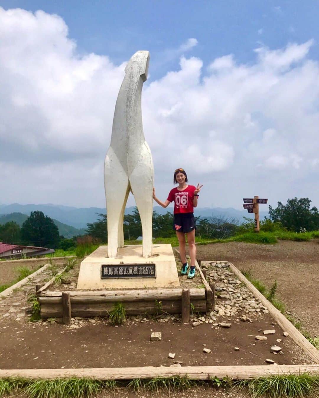 西谷綾子のインスタグラム：「✴︎ 昨日は今年2回目の高尾山へ🤗 高尾山口駅⇄陣馬山 27.5km🐾 ・ 明日は予定通りBaSRC練習会あります♡ 7/27(土)17:00〜駒沢公園にて♪  http://basrc.spo-sta.com (申込締切は練習会開始30分前まで‼︎) どなたでもご参加いただけます☺️ ・ 秋冬レースに向けて今からコツコツと🐾  #綾子run #サブスリーへの挑戦 #天真RUN漫  #楽しみながら #暑い夏を乗り越えよう #トータルワークアウト #ジム #ケビンさんのお誕生日 #お祝いのお花🌹 #迫力あり #綺麗 #薔薇好き #flower #rose」