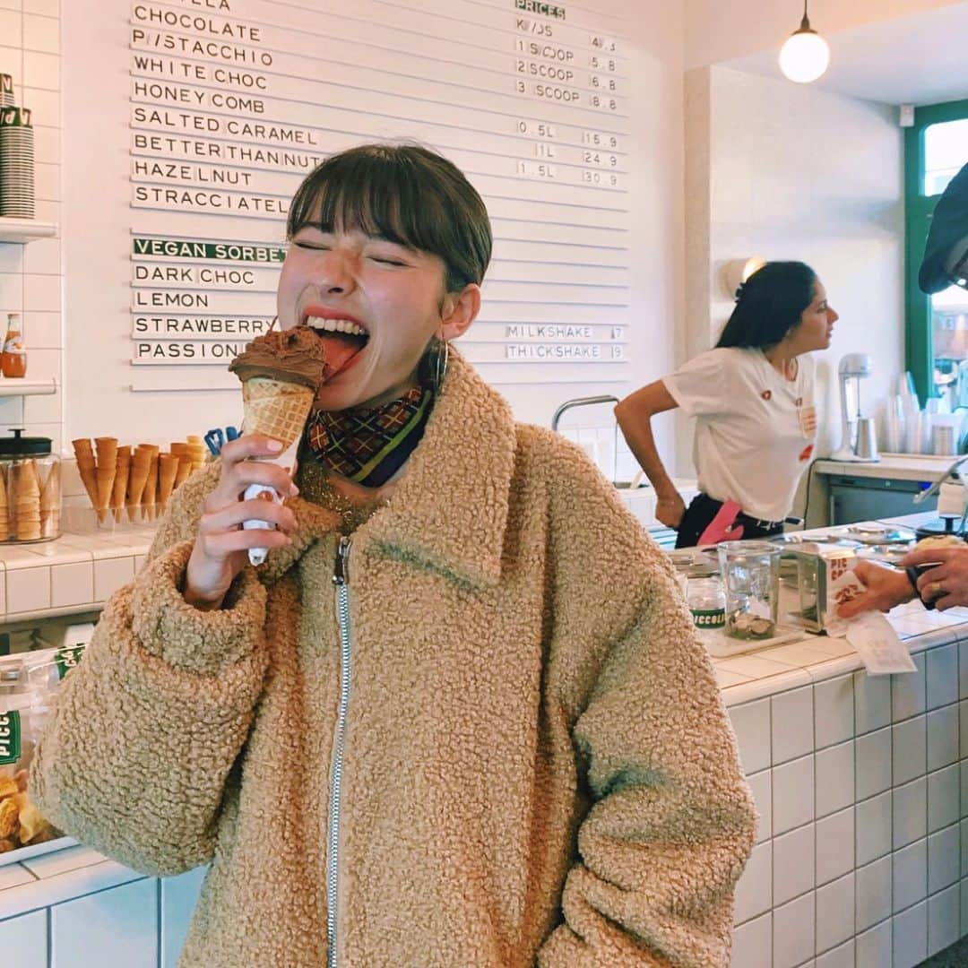 LINA（吉村リナ）さんのインスタグラム写真 - (LINA（吉村リナ）Instagram)「We all scream for ice cream 👅💖 アイスクリームにNOは言えない!!! 笑 ⠀⠀ #veganicecream  #chocolatelover」7月26日 21時09分 - lina3336