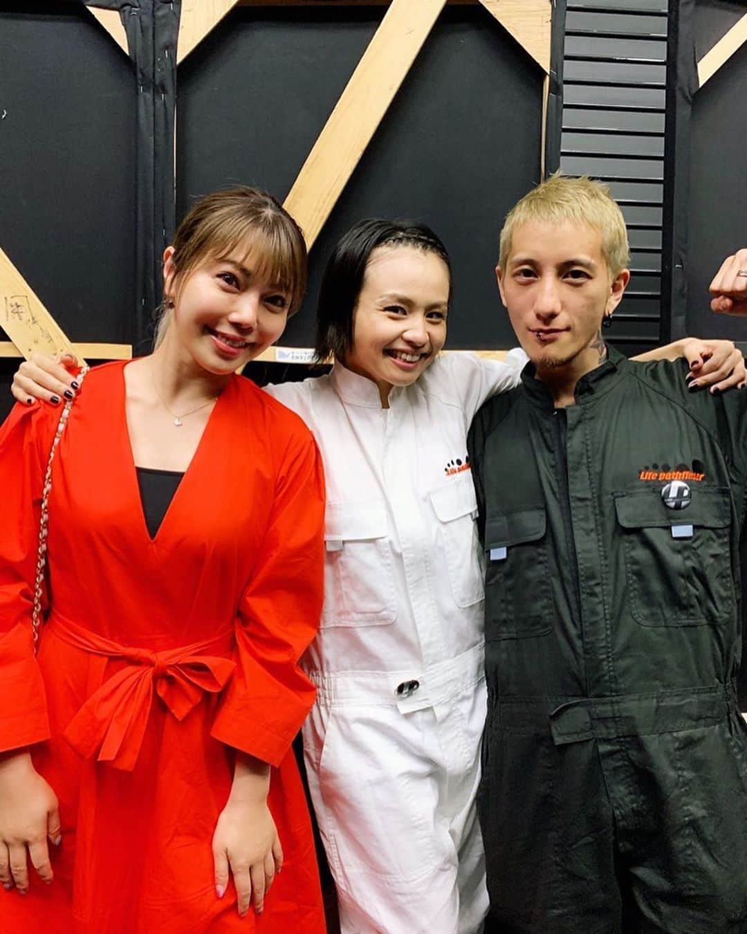 のインスタグラム：「先日、 #吉木りさ ちゃんと#misono さん主演の舞台 「Life pathfinder 2019 Tour to the end.」を 観にいきました☺️💕 ･ みーも主演で、 #nosuke が生ドラムを叩くという 私にとって最高な舞台。 ･ 初日の昼公演を観させて頂いて、 夜公演まで少し時間が空いていたので、 終演後のmisonoさん達と軽くご飯。 ･ 舞台の内容の話をしていたら、 私がこういう事だろうなって感じていたのとは 少し違い、 実はこういう物語なんだよ、 こういう事を伝えているんだよっていう 話を聞いていたら、 もう一度観たくなり、 夜公演は急遽家族を呼んで みんなで観させていただきました😂 1日2公演misonosuke三昧🤤 ･ 夜公演が終わってからも、 またまたみーもとごはん😂 夜はnosukeも合流して子ども達も大喜びでした☺️ ･ ･ nosukeがドラムを叩いている姿を 久しぶりに観ることができ嬉しかったな。 その前でみーもが堂々と歌っていてカッコよかった🥺 やっぱりみーもは歌がホントに上手い。 感動をありがとうございました🥺🥺 ･ ･ @misono_koda_official  @nosukedrummer  @risayoshiki0727  #ライパス #ミュージカル#舞台 #吉祥寺シアター ･ みーもはよく寝て、 どれくらい寝たのかわからないくらい たくさん寝る役どころでした😪💤」