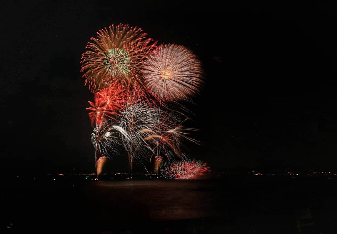 葉山町さんのインスタグラム写真 - (葉山町Instagram)「- 打ち上げ花火、どこから見たか  #葉山歩き #葉山 #hayama #葉山海岸花火大会 #花火大会 #花火  #HayamaFireworksFestival #fireworks  #昨日 は #真名瀬 で撮影したよ #森戸海岸 #一色海岸 みんなはどこで見た？ #インスタライブ 見てくれた皆さん #ありがとうございました  #強風 だったけど #お天気 で良かったね #今日もおつかれさまでした  #素敵な週末をお過ごしください」7月26日 21時13分 - hayama_official