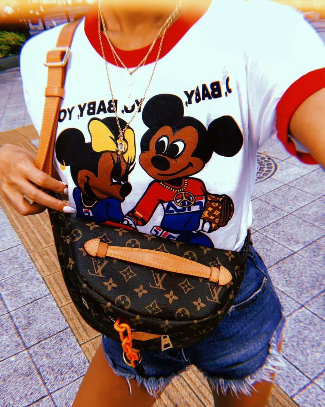 菅又菜摘（ナツ）さんのインスタグラム写真 - (菅又菜摘（ナツ）Instagram)「everyone burnt❤️ #burnt #sunburn #mickey #minnie #mickeymouse #minniemouse  #outfit #ootd #street #fashion #code  #tan #tangirl #tannedskin #sunkissed #tannedgirl #japanesegirl #asiangirl #backnumber #live #nomagictour2019  #kogenatsu #焦げNATSU #こげなつ」7月26日 21時14分 - kogenatsu920