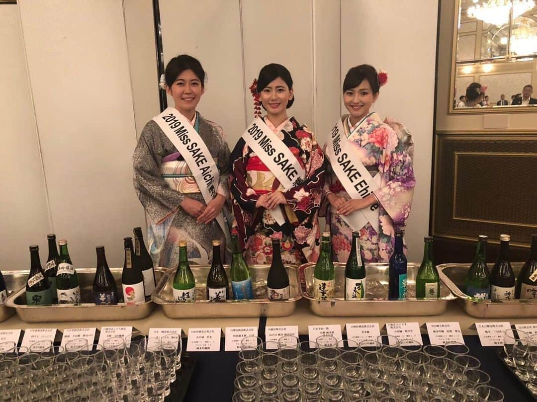 今川あかりさんのインスタグラム写真 - (今川あかりInstagram)「こんばんは🌟 2019Miss SAKE Ehimeの今川あかりです🍶🍊 7月24日に、名古屋東急ホテルにて行われました第71回 全日本司厨士協会 東海地方本部&第9回定期社員総会に2019Miss SAKE準グランプリ冨田梨花さんと2019Miss SAKE Aichi準グランプリの山口佳穂さんと参加してまいりました🌟 司厨士とは主に西洋料理に従事されている料理人さんを指すそうで、会には普段、ホテルで料理長をされている方、お店を出している方など、普段から食材を扱われている方が多くいらっしゃっていました。 私達は、日本酒コーナにて愛知の地酒をお勧めさせていただきました。その他にも、愛知をはじめとした様々な地方の物産品の屋台があり、会場はとても賑わっていました。 この食材にはどのようなお料理が合うのか、おすすめはどんな日本酒なのか、などたくさんのご質問をいただき、お一人お一人とお話しながらおすすめさせていただきました。 日本酒と食材のマリアージュについて様々なお話をうかがうことができ、改めて、日本酒はお料理やシーンに合わせて、様々な味と楽しめるのだと実感いたしました。 今後も、西洋料理にもあう日本酒を、料理人の方々から、また私たちアンバサダーから、多くの人に知っていただけるように活動してまいります。 2019Miss SAKE Ehime 今川あかり」7月26日 21時24分 - akaringo_0221