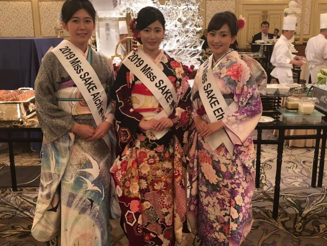 今川あかりさんのインスタグラム写真 - (今川あかりInstagram)「こんばんは🌟 2019Miss SAKE Ehimeの今川あかりです🍶🍊 7月24日に、名古屋東急ホテルにて行われました第71回 全日本司厨士協会 東海地方本部&第9回定期社員総会に2019Miss SAKE準グランプリ冨田梨花さんと2019Miss SAKE Aichi準グランプリの山口佳穂さんと参加してまいりました🌟 司厨士とは主に西洋料理に従事されている料理人さんを指すそうで、会には普段、ホテルで料理長をされている方、お店を出している方など、普段から食材を扱われている方が多くいらっしゃっていました。 私達は、日本酒コーナにて愛知の地酒をお勧めさせていただきました。その他にも、愛知をはじめとした様々な地方の物産品の屋台があり、会場はとても賑わっていました。 この食材にはどのようなお料理が合うのか、おすすめはどんな日本酒なのか、などたくさんのご質問をいただき、お一人お一人とお話しながらおすすめさせていただきました。 日本酒と食材のマリアージュについて様々なお話をうかがうことができ、改めて、日本酒はお料理やシーンに合わせて、様々な味と楽しめるのだと実感いたしました。 今後も、西洋料理にもあう日本酒を、料理人の方々から、また私たちアンバサダーから、多くの人に知っていただけるように活動してまいります。 2019Miss SAKE Ehime 今川あかり」7月26日 21時24分 - akaringo_0221