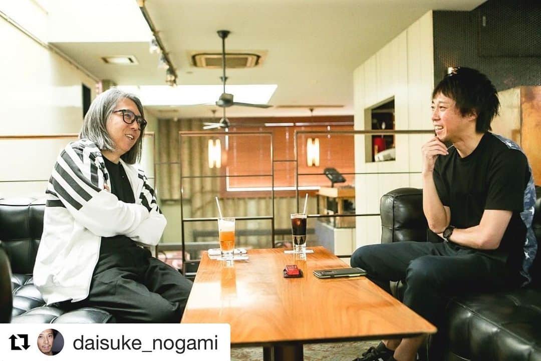 のインスタグラム：「#Repost @daisuke_nogami with @get_repost ・・・ 世界中のブランドが彼とのコラボを熱望する。音楽プロデューサーでもあり、大学の客員教授も務める。そんな多忙を極めるストリート界の重鎮、藤原ヒロシさんとの対談後編をどうぞ。﻿ ﻿ photos: @hikarufunyu ﻿ ﻿ ※記事はプロフィール内リンクより﻿ ﻿ #FreestyleForLifestyle #HiroshiFujiwara #藤原ヒロシ #BACKSIDE #BacksideSnowboardingMagazine #BacksideMagazine﻿ #snowboard #snowboarding #スノーボード #スノーボーディング」