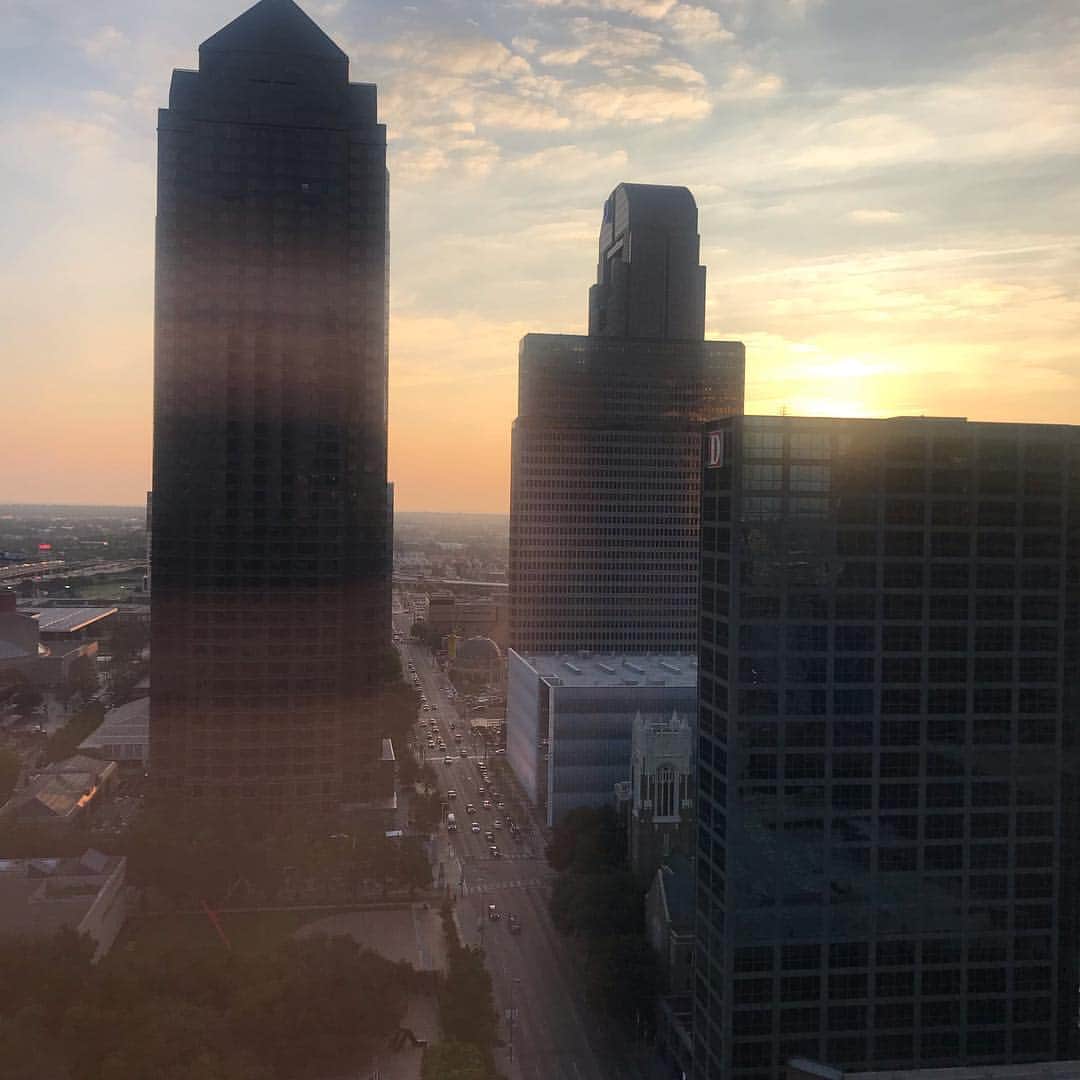 ジョン・レグイザモさんのインスタグラム写真 - (ジョン・レグイザモInstagram)「Good morning Dallas! It’s on! #latinhistoryformorons  at the @windspear tonight!」7月26日 21時17分 - johnleguizamo