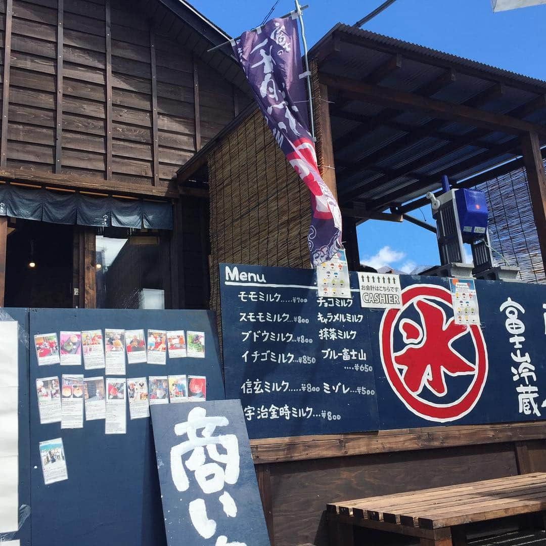 ほうとう 富士の茶屋のインスタグラム：「こんばんは、富士の茶屋です🍧 ・ 山梨産のフルーツを使ったかき氷がオススメの『ふじさん冷蔵』やっと今週の月曜からオープン致しました❗️ ・ ※去年と場所が変わっており、姉妹店の完熟屋河口湖店の一部を使って営業しています。 【山梨県南都留郡富士河口湖町河口２８６６】となります！ ・ 8月の末まで休まず営業致します✨（ひどい台風などで営業できなそうな時は告知します🙇🏻‍♂️） ゴロゴロ果肉がたっぷり乗せて濃厚桃ソースをかけた桃のかき氷✨が1番人気となっております🍑ぜひ山梨の味を楽しみに来てください😊 お知らせが遅くなり申し訳ありませんが、また今年もよろしくお願いします❗️❗️なお富士の茶屋でのかき氷が終了になっていますのでこちらの河口湖店のほうへお願い致します🙇🏻‍♂️ ・ #ほうとう#富士の茶屋#富士山#河口湖#忍野八海#ふじさん冷蔵#かき氷#山梨#山梨の味#オルゴール美術館#の側です！」