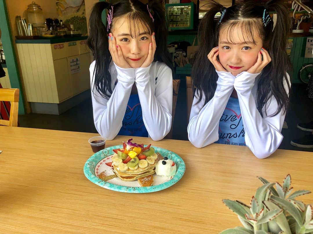 ニコ☆プチのインスタグラム：「🐢♡🍓♡ かわいすぎるカメさんパンケーキ🥞🍴 撮影のためおあずけ中のるきみさ。。🤤 . . ふたごちゃんみたいなヘアアレ❤︎❤︎ . . #撮影終わってから食べたよ #入江美沙希  #関谷瑠紀  #高比良由菜  #中山あやか  #パンケーキ」