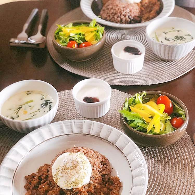 のインスタグラム：「. 自分の身体をコントロールできる食事を心がけましょう🍽✨ . オーガニック料理やオーガニックドリンクを投稿する時は是非「#ベジ部」と「#todaysvege」のハッシュタグをつけて投稿してください🌿 素敵な投稿はベジ部がリポストします！ みなさんで健康な毎日をシェアしましょう😊 . ベジ部には、オーガニックの楽しさを共有する無料のコミュニティがあります♪ オーガニックに関わる情報交換や交流の場として、ぜひお気軽にご参加ください✨ 詳しくはプロフィールのURLをチェック✔️ . Repost from @mie__yoga 🍛おうちごはん🍛 最近糖質制限をしてる為白米から酵素玄米へ… おかげで妊娠中の体調&体重もコントロールできるように🌿 妊娠後期🤰後少し頑張るゾイっ💪 旦那しゃんも一緒に糖質制限して2キロ痩せたみたいです笑笑 🍀今日のメニュー🍀. ⭐️夏野菜のドライカレー ⭐️水菜のパプリカサラダ ⭐️ほうれん草のミルクスープ ⭐️自家製ヨーグルト . #おうちごはん #ランチ#酵素玄米 #健康 #美味しい#自然食 #発酵食品 #ドライカレー .  #food #instafood #foodlife #cooking #healthyfood #japnesefood #lunch #おうちごはんlover #プレートごはん #プレートランチ #糖質制限ダイエット #糖質オフレシピ #糖質制限 #糖質制限レシピ #糖質オフ #ダイエットメニュー #ダイエット女子」