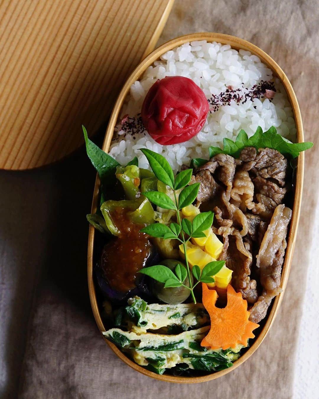 Ryoko Yunokiのインスタグラム：「+ + + Soy-glazed beef bento/牛肉の時雨煮弁当 . *rice and umeboshi *soy-glzed beef *fried eggplant and green pepper, topped with miso dressing *omelette with chinese chives *steamed sweet corn . ＊ご飯と梅干し ＊牛肉の時雨煮 ＊揚げ茄子と獅子唐の田楽味噌がけ ＊にら卵 ＊蒸しトウモロコシ + + + #bento #お弁当 #丸の内弁当 #f52grams #曲げわっぱ #大館曲げわっぱ」