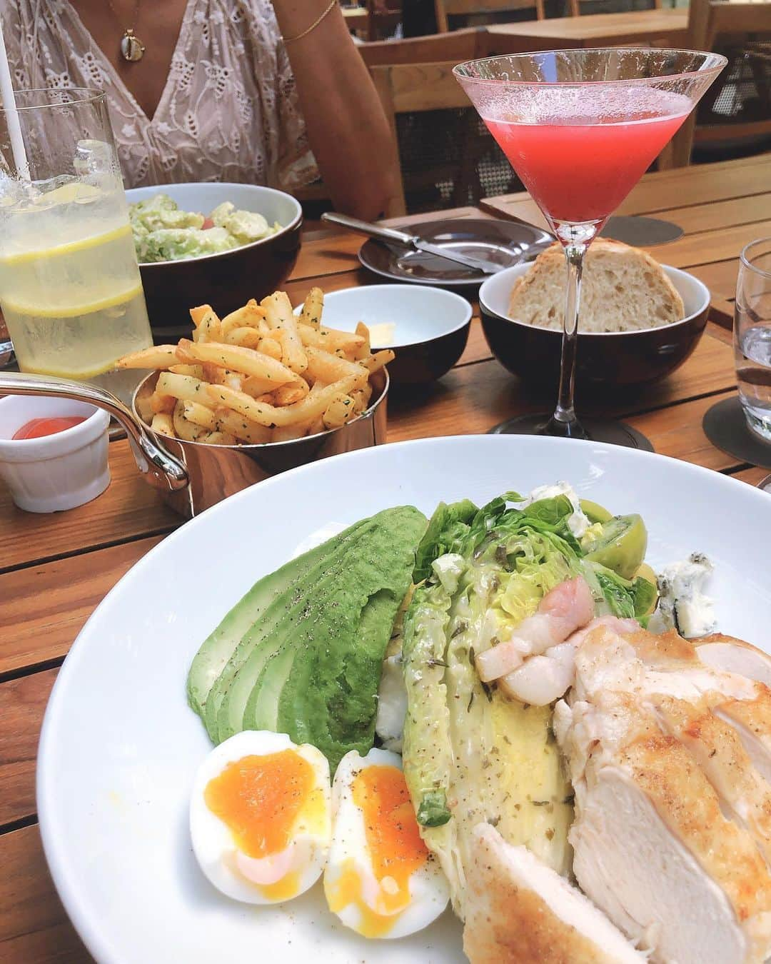 山脇道子さんのインスタグラム写真 - (山脇道子Instagram)「お昼はサラダが食べたくなる😻 🥒TRUNK KITCHEN 🥕ELLE cafe 🥬The Oak Door 🥑REVIVE KITCHEN THREE」7月26日 21時30分 - michikoooo