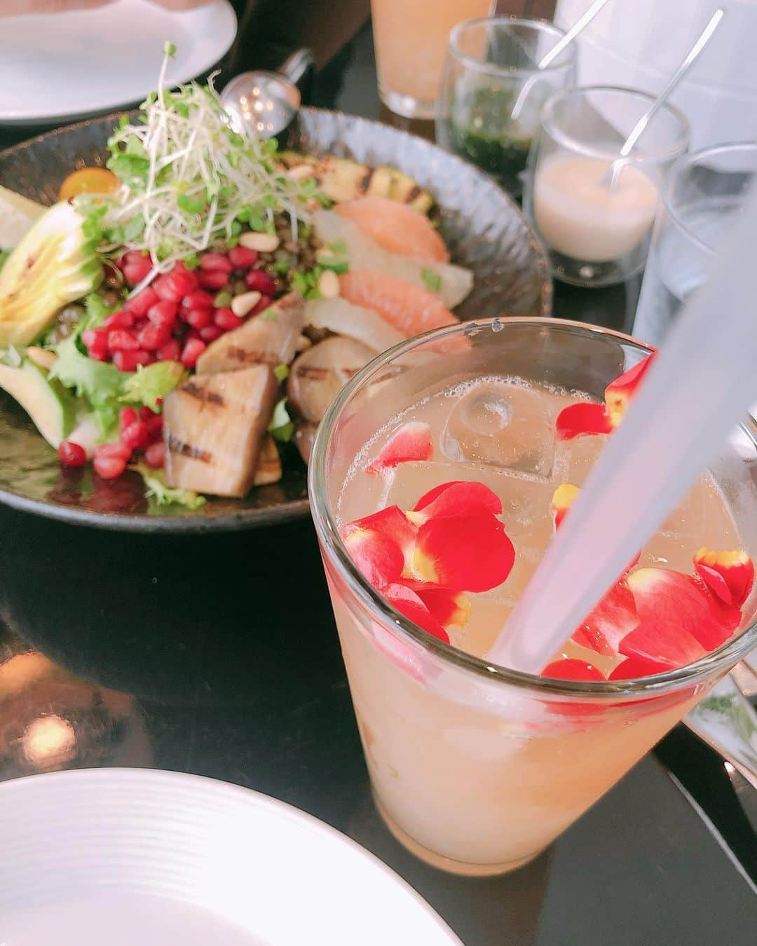 山脇道子さんのインスタグラム写真 - (山脇道子Instagram)「お昼はサラダが食べたくなる😻 🥒TRUNK KITCHEN 🥕ELLE cafe 🥬The Oak Door 🥑REVIVE KITCHEN THREE」7月26日 21時30分 - michikoooo