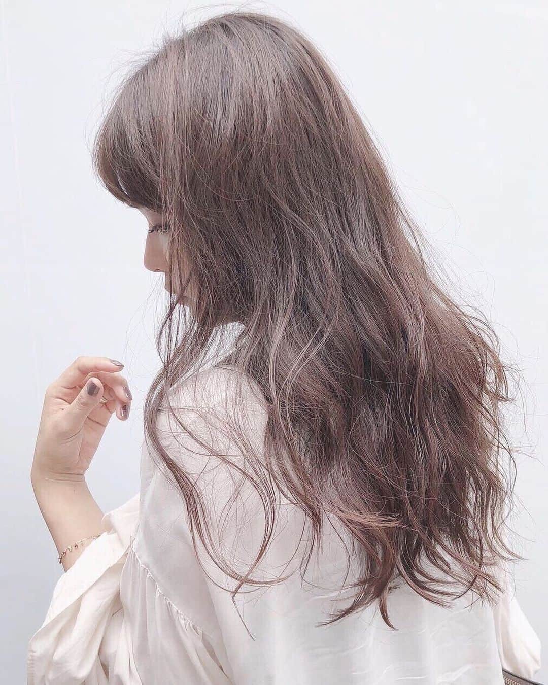 片山良平のインスタグラム：「最近はやっぱりグレーベージュ✂️ まろやかなカラーが夏っぽい☝️ #グレーベージュ #ゆるまき #ロングヘア #やまへあー」
