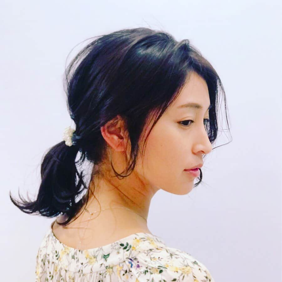 長谷部瞳さんのインスタグラム写真 - (長谷部瞳Instagram)「・ アットホームヘアサロン Anieにて、カットとトリートメント。  指通りスルスルで幸せ♡ ずっと自分の頭撫でちゃう。笑  ヘアアレンジも教えてくれます。 北山さん、いつもありがとう♪  Anie hair salon artist:Dai Kitayama 03-6721-0666 anie-hair.com 150-0001 東京都渋谷区神宮前4-1-19 JKビル1F  #anie #表参道 #美容院 #ヘアメンテ #ダメージケア #サラサラヘアー」7月26日 21時35分 - hasebe_hitomi