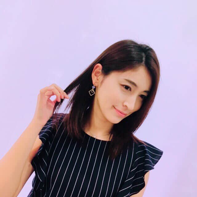 長谷部瞳のインスタグラム：「・ アットホームヘアサロン Anieにて、カットとトリートメント。  指通りスルスルで幸せ♡ ずっと自分の頭撫でちゃう。笑  ヘアアレンジも教えてくれます。 北山さん、いつもありがとう♪  Anie hair salon artist:Dai Kitayama 03-6721-0666 anie-hair.com 150-0001 東京都渋谷区神宮前4-1-19 JKビル1F  #anie #表参道 #美容院 #ヘアメンテ #ダメージケア #サラサラヘアー」