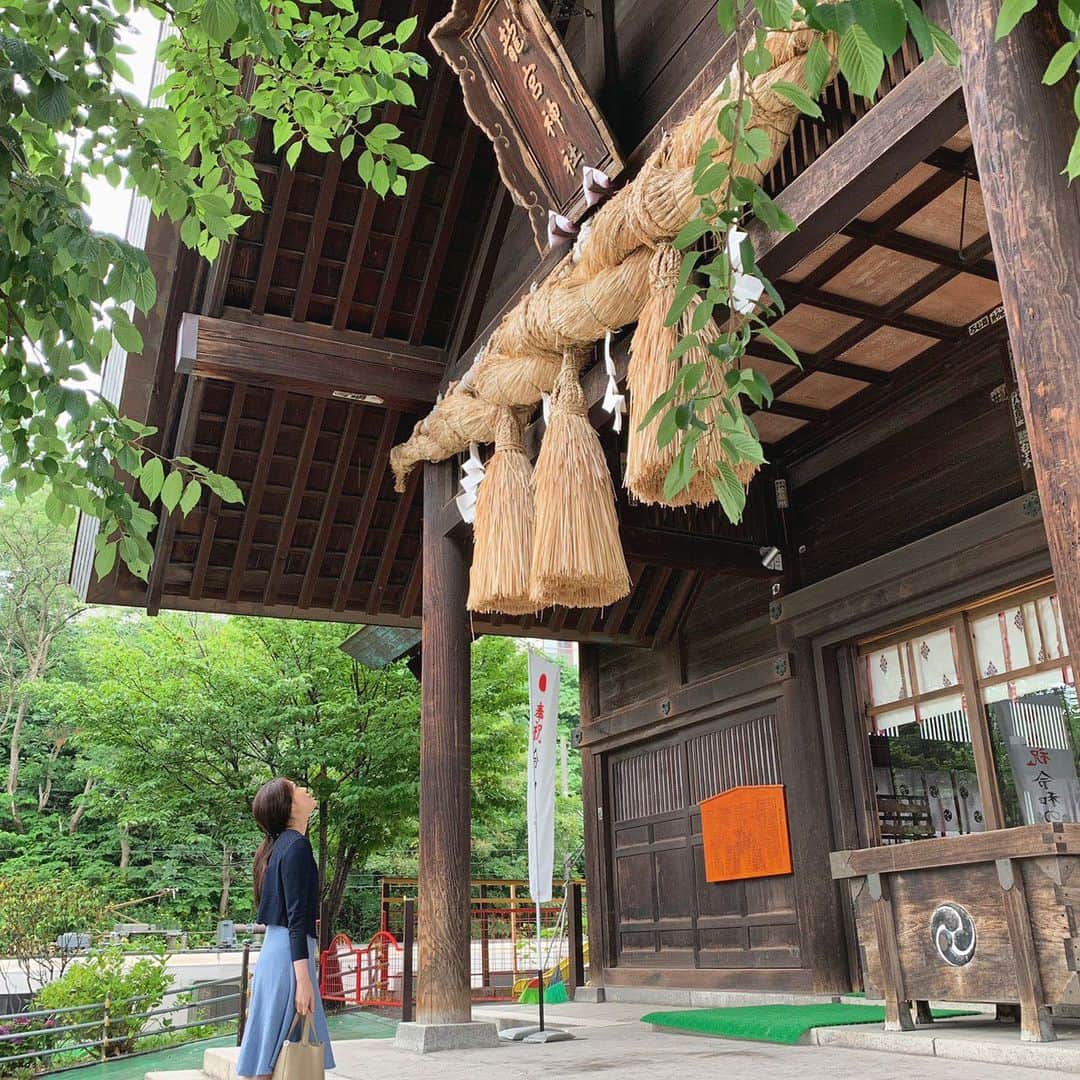 豊田麻子さんのインスタグラム写真 - (豊田麻子Instagram)「龍宮神社に着くと小雨が降りはじめた。空を見上げてみたらスローモーションになって、雨粒が雪のように見えた。その瞬間の写真😊  #神社あるある #shrine #sanctuaire」7月26日 21時37分 - asako_sen