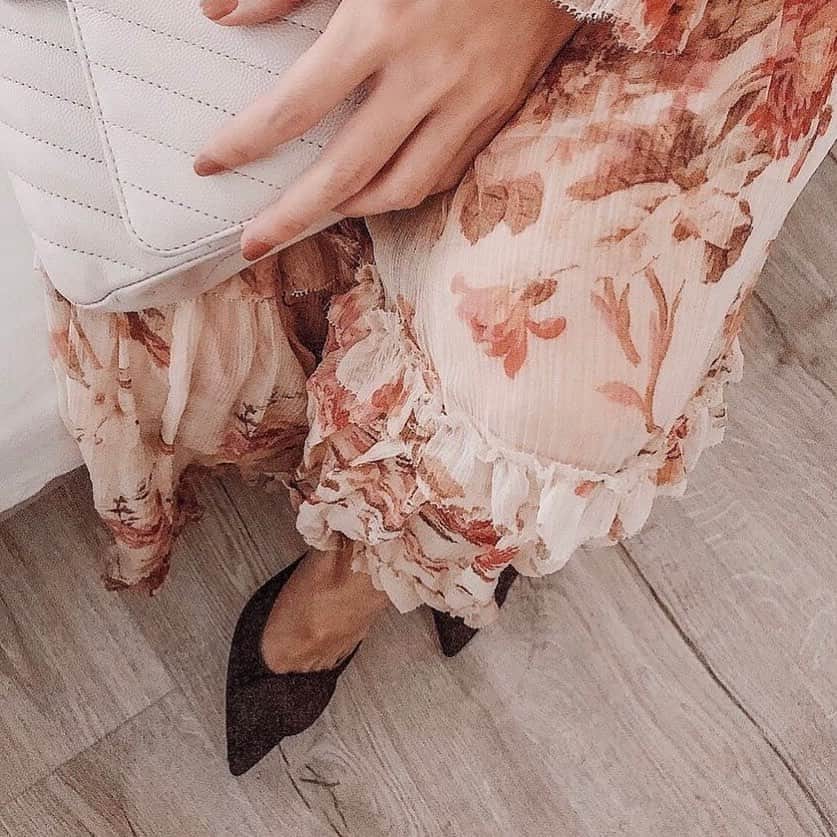 ルパートサンダーソンのインスタグラム：「On point | Our new Elsa mules have landed on @netaporter | Featuring our signature pebble and a 6cm heel, wear from day to night | 📸 @luxytheory | #RSWomen #Regram #RupertSanderson #MidHeels #NewShoes #Mules #LinkInBio」
