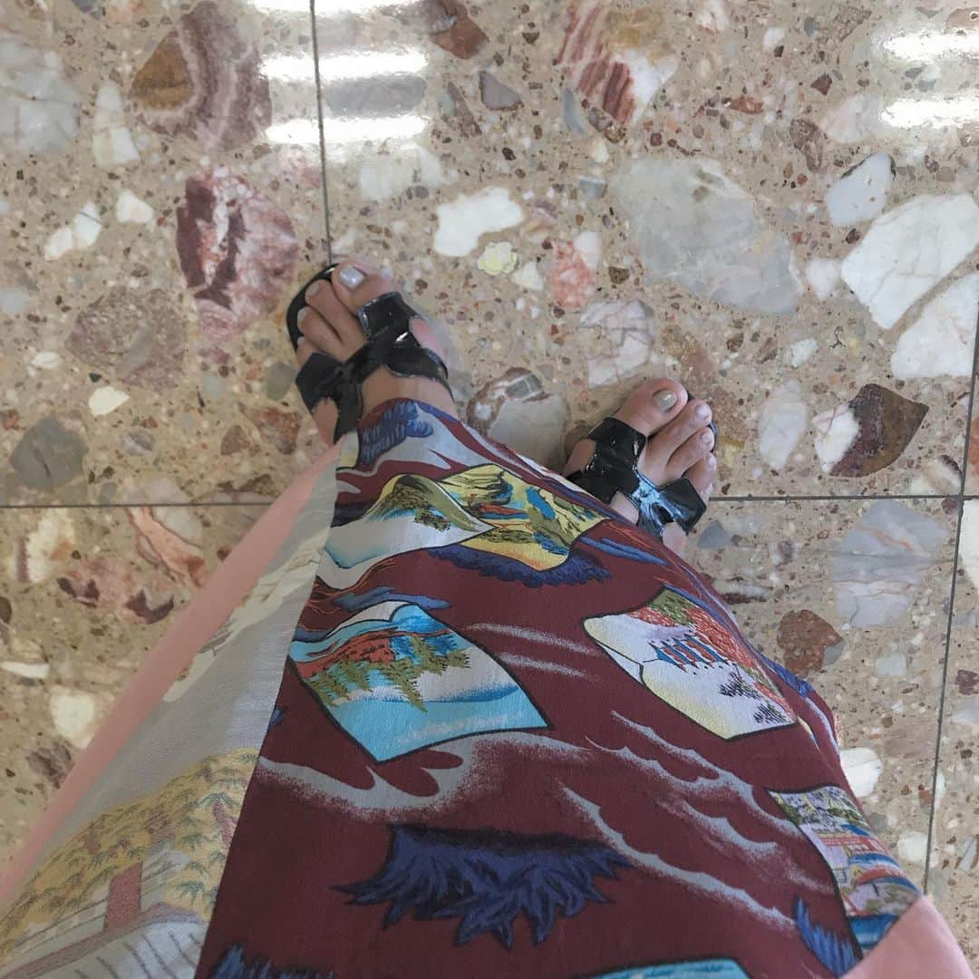 祝茉莉さんのインスタグラム写真 - (祝茉莉Instagram)「お気にのスカートに お気にの靴に 可愛い床☺︎☺︎🙂」7月26日 21時44分 - _shukumari_