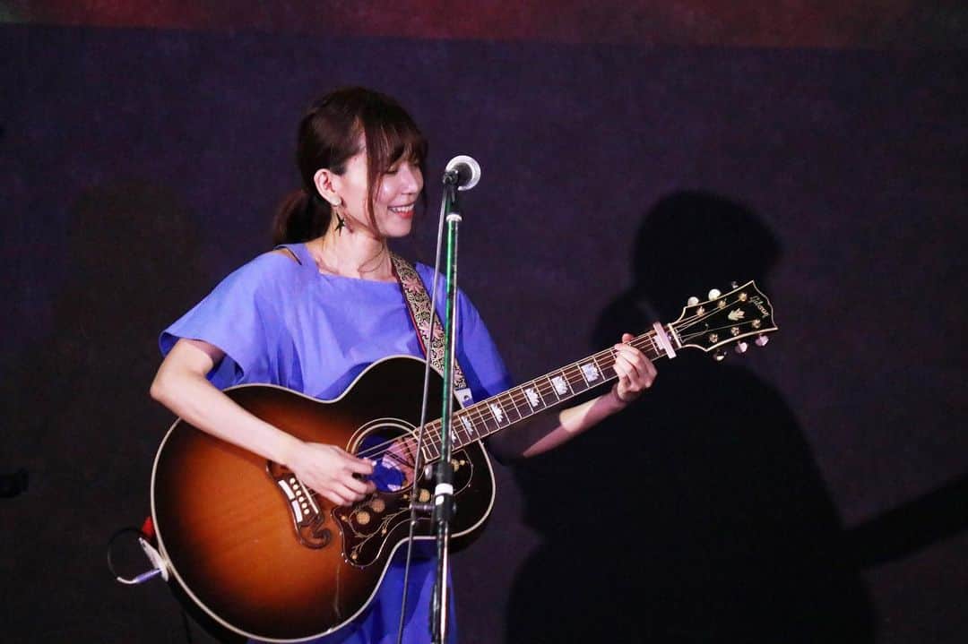 のインスタグラム：「次のライブでは空中を飛びたいんです！ ってこの前のMCで言ってみんなの心をざわつかせちゃったのだけど..笑  ふざけたわけではなく！ エンターテイメントなライブがしたいっていうのを「わたしの王国」ツアー中ずっと考えてたんだ👸 まだ小中学生だったとき、好きな歌手のライブを観に行って、くるくる変わる衣装だったり、セットだったりに、わーっ！音楽すごい！って衝撃を受けて。 そのとき憧れた景色を、いまの自分なりにやってみたいなと思ったの。  10周年イヤーで、Zeppから始まってわたしの王国ツアーとこれから秋にはアジアツアーも企んでるのだけど、その締めくくりとして。  11月のワンマンではいまの辻詩音なりのエンターテイメントなライブを企画します🏰  みんなをドキドキさせたいから、ぜひ同じ空間に遊びに来てほしい🏰 第一次先行予約は7月31日までだよ☺︎ 新しい曲も制作中なので、ライブまでの発表を待っててねー！  11月22日(金)辻詩音ワンマンライブ 渋谷duo MUSIC EXCHANGE OPEN 19:00/START 19:30 詳細はオフィシャルHPへ✈️ #辻詩音 #tsujishion #shiontsuji #music #singersongwriter #gibson #guitar #渋谷duo」