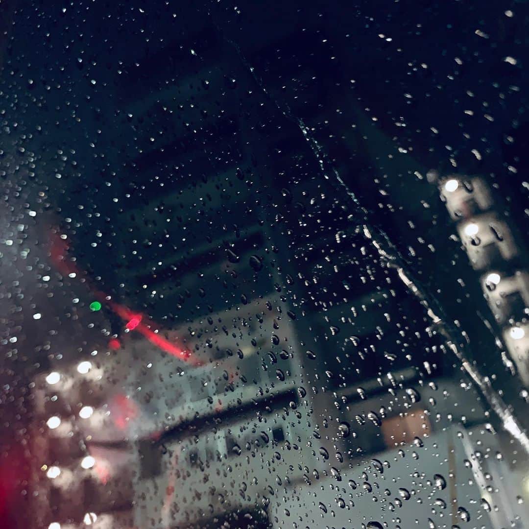 黒川沙良さんのインスタグラム写真 - (黒川沙良Instagram)「今日は久々に夏を感じる暑さだったけど、また☔️降ってきちゃったね🥺今回の台風6号ナーリーはどんな感じなんだろう？💭もうすでにザーザー😭😭💦 #雨 #梅雨明け #まだかな #台風 #ナーリー」7月26日 21時47分 - kurokawa_sala