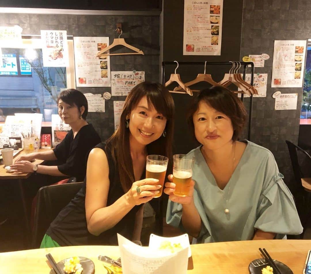 小林万希子さんのインスタグラム写真 - (小林万希子Instagram)「封印していた飲み会の写真🍻笑 ・ 久しぶりにお会いした森本さんと💕 美味しいお酒を一緒にいただきました😁🍺 ・ ビジネス関連で知り合ったのは１０年ほど前？ いろんなことで意気投合して🌸 ・ 東日本大地震の時には親を亡くした子供達に何かできないかと一緒に考え… 技術を持ったママ達に集合してもらってチャリティ活動をして寄付をしたりと ・ とてもアイデアマンで情に熱くクレバーな女性✨ ・ 本当に久しぶりで近況報告に長〜い時間かかりましたっ！笑 ・ 実は、この飲み会の写真をしばし封印したのは… 会うなり「小林さんの投稿見たらずーっと飲んでるイメージがある！😆🍻」と言われたもんで笑 ・ そんな訳ないじゃないですか〜〜！🤲😆 と、改めて自分の投稿を見てみると… シュワシュワがたくさん写ってるな…🥂(//∇//)アハ あかん！しばし封印！！🙅‍♀️という訳で！笑 ・ ま、どこかで載せるなら 一緒だけどね😉 ・ いろんな濃い話を久しぶりにゆっくりできました✨頑張ってる女性の話はすごく元気が出ます！ ・ これからはコンスタントに飲もう〜ということになったので、次回は夏が落ち着いた秋頃？？ ・ 楽しみにしていますね💕 ・ お店は、芦屋串揚げ こぱん 串揚げはもちろん！ どのお料理も美味しくて❤️ また行かせていただきますね〜🍻✨ ・ ・ #久しぶりの再会  #仕事できる系女子 😉笑 #お酒もつよい ！笑 #たくさん話した  #次回は秋 🍻 #お互い #頑張りましょう ！ #あまり飲みの写真は #あげないようにしよう😆笑 #芦屋 串揚げ こぱん #美味しかった ❤️ #芦屋 串揚げ こぱん #淡路どりの痺れる旨辛よだれ鶏 #とろっととろける白ナスの素揚げピリ辛肉味噌のっけ」7月26日 21時52分 - macky1218