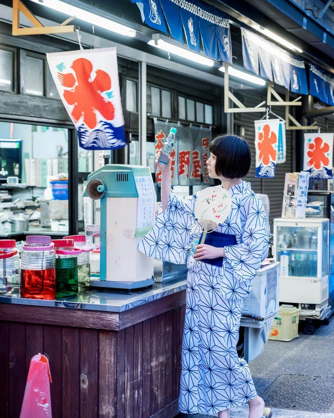 shabonさんのインスタグラム写真 - (shabonInstagram)「* . . . . . 夏ですね☺︎︎ . . FUJIFILM X-T3 / XF16-55mm F2.8 R LM WR . Film Simulation / Classic Chrome . . . . . * #igersjp #tokyocameraclub #東京カメラ部 #team_jp_ #photo_shorttrip #japan_of_insta #impression_shots #GPW_members_only #as_archive #indies_gram #reco_ig #浴衣 #art_of_japan_ #ig_phos #daily_photo_jpn #visitjapanjp #jp_mood #lovers_nippon_portrait #japan #indy_photolife #japan_daytime_view #tokyo #浅草 #fujifilmxt3 #xt3 #Fujifilm #fujifeed  #fujifilm_xseries #今日もx日和  #なんでもないただの道が好き」7月26日 21時58分 - shabon