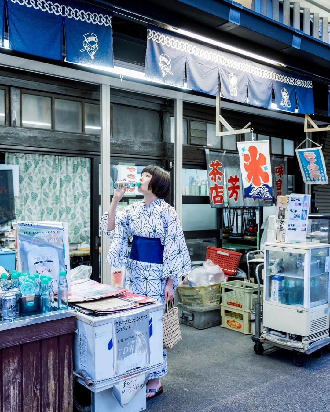 shabonさんのインスタグラム写真 - (shabonInstagram)「* . . . . . 夏ですね☺︎︎ . . FUJIFILM X-T3 / XF16-55mm F2.8 R LM WR . Film Simulation / Classic Chrome . . . . . * #igersjp #tokyocameraclub #東京カメラ部 #team_jp_ #photo_shorttrip #japan_of_insta #impression_shots #GPW_members_only #as_archive #indies_gram #reco_ig #浴衣 #art_of_japan_ #ig_phos #daily_photo_jpn #visitjapanjp #jp_mood #lovers_nippon_portrait #japan #indy_photolife #japan_daytime_view #tokyo #浅草 #fujifilmxt3 #xt3 #Fujifilm #fujifeed  #fujifilm_xseries #今日もx日和  #なんでもないただの道が好き」7月26日 21時58分 - shabon