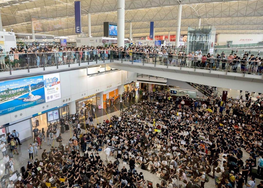 NBC Newsさんのインスタグラム写真 - (NBC NewsInstagram)「Protesters rally against a controversial extradition bill in the arrivals hall of the international airport on Friday in Hong Kong. . Hundreds of protesters, including flight attendants, held a rally in the airport's arrival hall in a bid to "educate" visitors about the unprecedented demonstrations recently taking place in the international finance hub. . 📷 @billyhckwok / @gettyimages」7月26日 21時58分 - nbcnews
