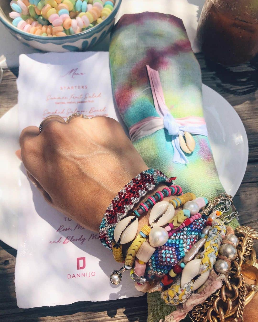 ダニジョーのインスタグラム：「Candy for breakfast, anyone? 🍭🍬 tap to shop @jodiesnydermorel’s summer #armparty」