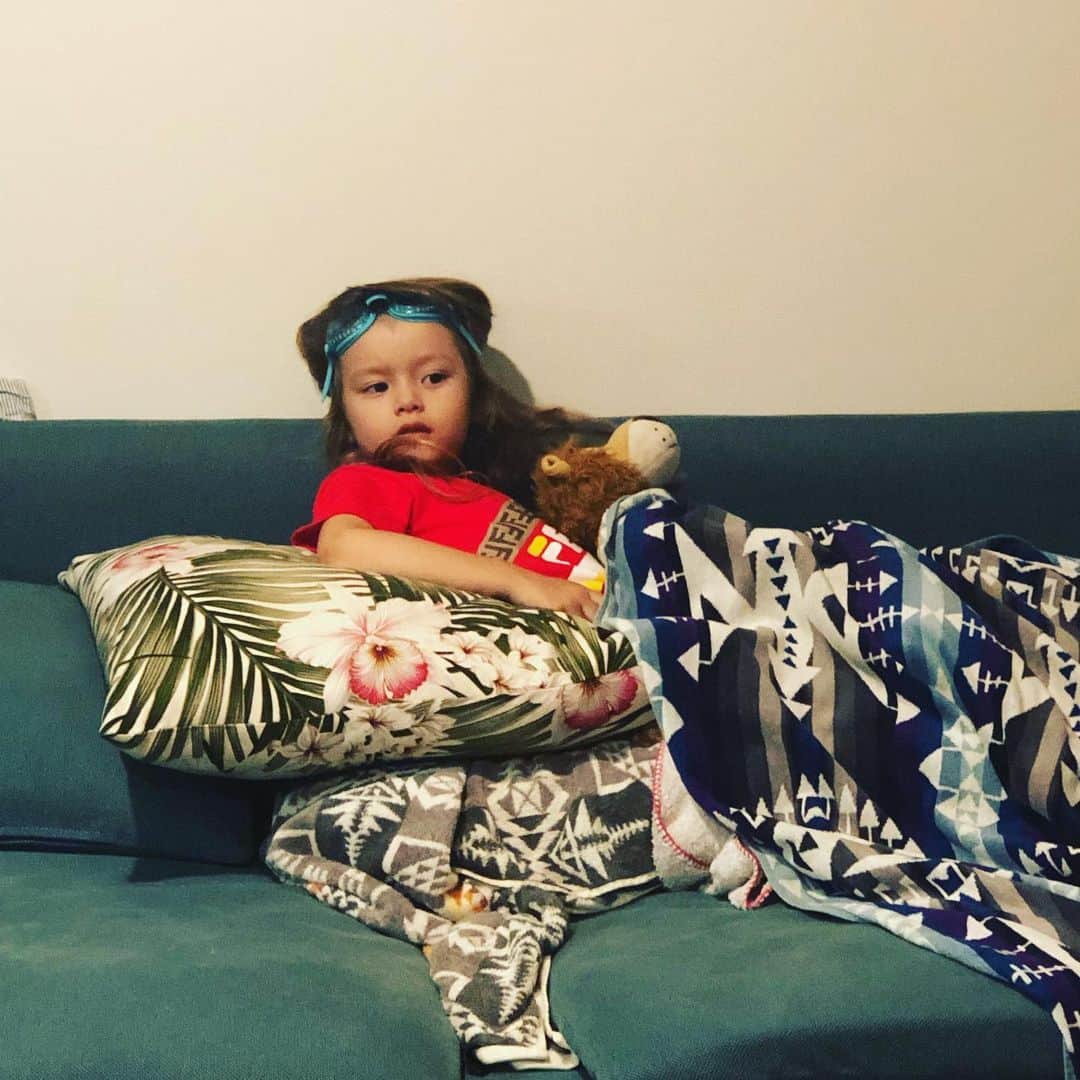 大桑マイミのインスタグラム：「子供って面白い。家の中でゴーグル🥽お風呂でゴーグル。 いつも笑わせてくれてありがとう。 mamaはハッピーです。 いよいよ明日は⭐️happy mamafesta kawasaki⭐️ 場所 @ラ チッタデッラ 中央噴水広場ステージ  14時35〜 他にも沢山楽しいコンテンツ揃ってるので 親子で一日中楽しめちゃいます。 みなさん！是非遊びに来てください。 happyな一日を過ごしましょう。」