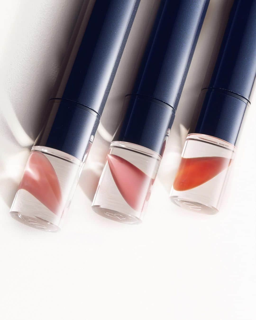 Clé de Peau Beauté Officialさんのインスタグラム写真 - (Clé de Peau Beauté OfficialInstagram)「Easily identify each #RefinedLipLuminizer’s color with the innovatively designed colour scape tip: a transparent petal-shaped mould injected with the shade of the actual #lipstick inside.」7月26日 22時07分 - cledepeaubeaute