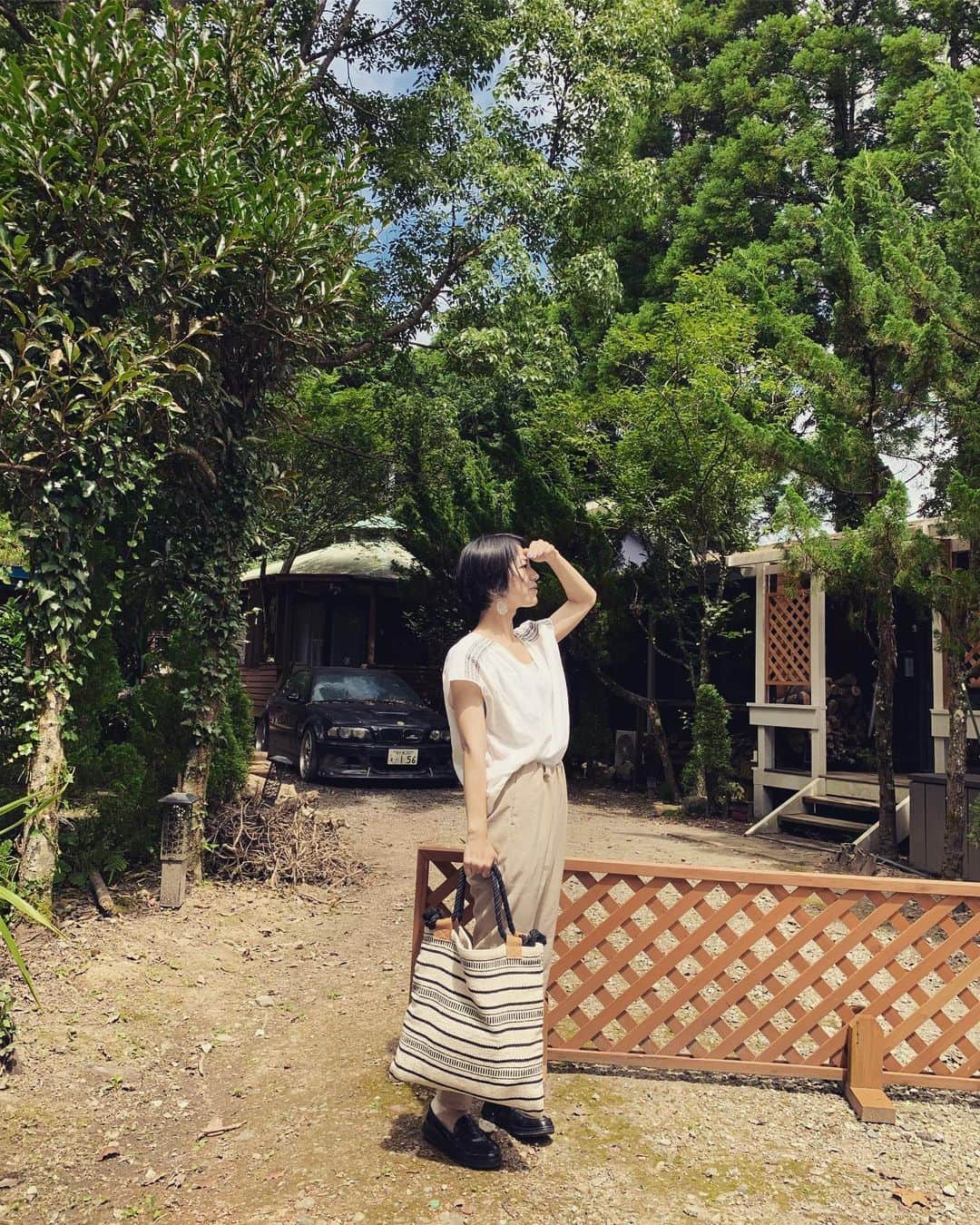 熊木杏里のインスタグラム：「良い天気でした 都心部にはない時間の流れ。  犬は触れないけど 見るだけなら、可愛いと思うんだ〜い。  反省してるみたいな蛙。 ふふ」