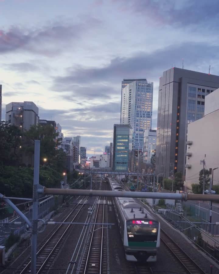 サイモンとマルティナのインスタグラム：「🌃 You don’t need to go far to find a beautiful view, you just gotta adjust your idea of what is beautiful. 💕 Happy to #buildaladder today despite being super exhausted 😊」