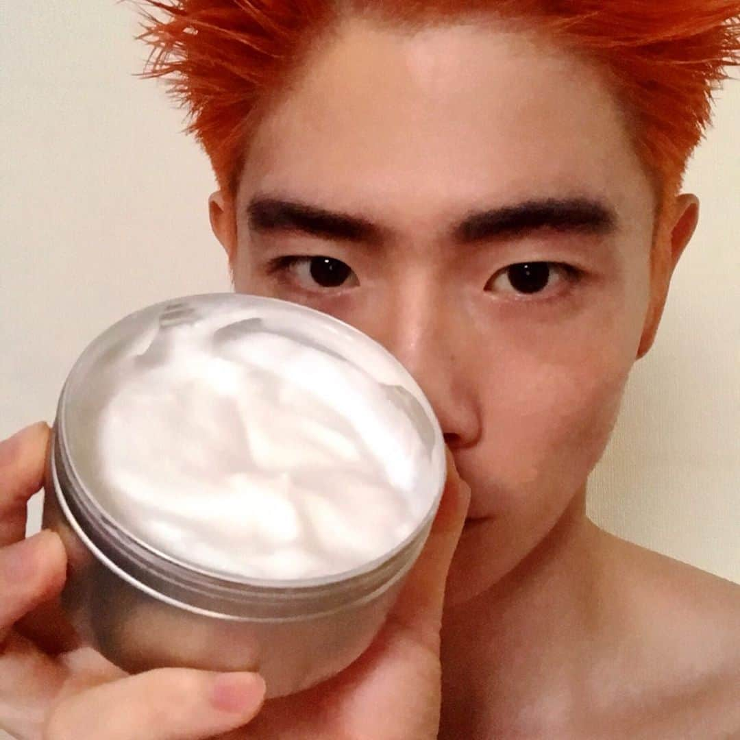 タイキさんのインスタグラム写真 - (タイキInstagram)「CALATASから新しくリリースされた ✨ CALATAS WHILEAR BODY CREAM ✨  容器の中に入った状態では、めっちゃプルプル〜💕 そしてお肌に馴染ませた後は、とてもシットリサラサラで、ベタベタ嫌いな僕には使いやすい😊  香りも3タイプあって、どれもとてもリラックスできるいい香りです🌹✨ メンズも全然ありあり‼️ 何より僕にとって嬉しいのは、皮膚組織の再生を促してくれること ‼️ 寝る前に毎日使おうと思います😆  #CALATAS_WHILEAR #CALATASWHILEAR #BODYCREAM」7月26日 22時02分 - taiki_jp