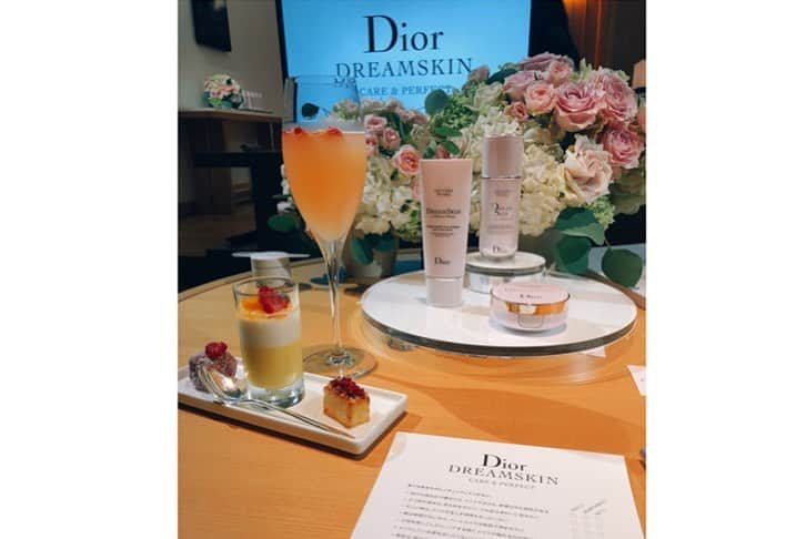 宮内理沙さんのインスタグラム写真 - (宮内理沙Instagram)「Dior DREAM SKIN . . 大好きなDiorスキンケアの体験をしてきました😘 見た目だけでなく肌質感までケアしてくれるので、すっぴん肌を綺麗に見せてくれるんだって🤔✨ 本当にトーンアップしてきめ細かい肌になってケアもできて便利だから早速使い始めた😹💓 . . 5枚目のネイルは久しぶりにセルフでやってみたんだ♪ 写真だとあまり見えないけど好評で嬉し😎❤︎ . @diormakeup  #ドリームスキン」7月26日 22時16分 - risa_miyauchi