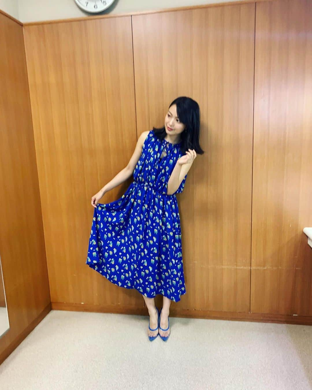 北原里英さんのインスタグラム写真 - (北原里英Instagram)「この前の東大王の衣装💙 すごいお気に入りのワンピース 青、すきです💙 . ワンピース ＠ghospell  パンプス @mm6maisonmargiela  アクセサリー @agete_official . そして来週の東大王📺３時間スペシャルにも 出演します！ 東大王チームは10連勝できるのか？！ お楽しみに🥰✨」7月26日 22時09分 - rie_kitahara_3