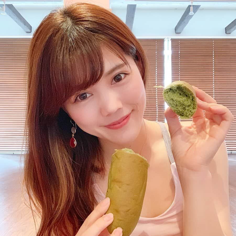 上坂由莉さんのインスタグラム写真 - (上坂由莉Instagram)「﻿ ﻿ 大好きな野菜の一つケール🥬🥬🥬﻿﻿ ケールの栄養価はとっても高いって聞いてから﻿﻿ 去年も夏バテであまり食欲がない時は﻿よく﻿ ケール、りんご、バナナでグリーンスムージーを作ったな🍹☀️﻿﻿ ﻿﻿ ﻿﻿ そんなケールのコッペパンを楽天で発見👀📦﻿ @kale.japan ﻿﻿ ちこり村のパン工房から新鮮な物を届けるために﻿﻿ 受注生産されてるのが魅力的ーーーー🥺❤️﻿﻿ 中まで色も綺麗で焼くと香りがたって食欲そそられるよ🥐﻿﻿ ﻿ ﻿﻿ 今日はこのまま食べたけど、あと３つあるから﻿﻿ ハム＆玉子でサンドイッチにしても美味しそう😋💓﻿﻿ ﻿﻿ ﻿﻿ #ケール入りコッペパン #ちこり村  #ケール #ケールワーク #あさごパン #パン #kale #pr #kalework #bread﻿」7月26日 22時09分 - yuri_yoga.727