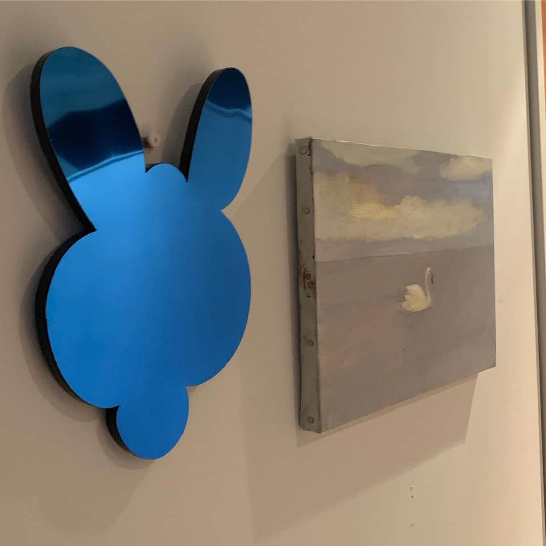 のインスタグラム：「ゴーギャン犬が旅に出たので、黒坂白鳥の隣にkoonsを。#jeffkoons #maikurosaka」