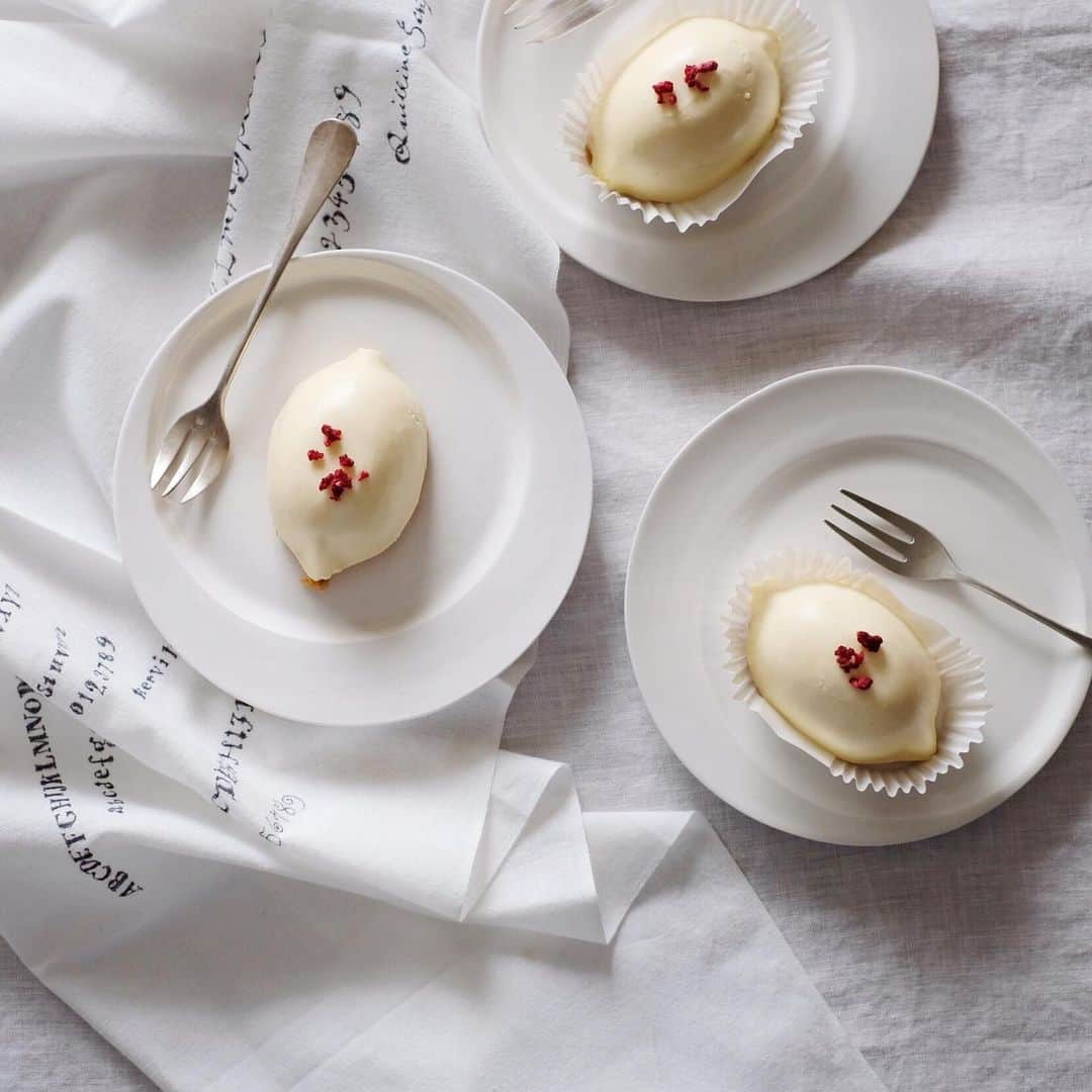 maggydaisyのインスタグラム：「_  買って来てくれた生レモンケーキが爽やかで美味しかった！ レアチーズケーキみたいな感じ。  明日、13時から濱岡健太郎さんの器の販売を致します。 online shopプレビュー中です。 よろしければご覧下さい。 久しぶり過ぎて、間違いがないか不安ばかり𓄼𓄼𓄼 どうぞよろしくお願い致します。 @tobiraa_  #濱岡健太郎 #器 #card_ya」