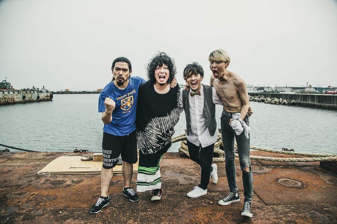 長島涼平のインスタグラム：「4年ぶりの男鹿フェスあざましたー！！ 最高の夏フェスのスタートでしたな！！ photo by @nekoze_photo  #男鹿フェス #ONRF #thetelephones」