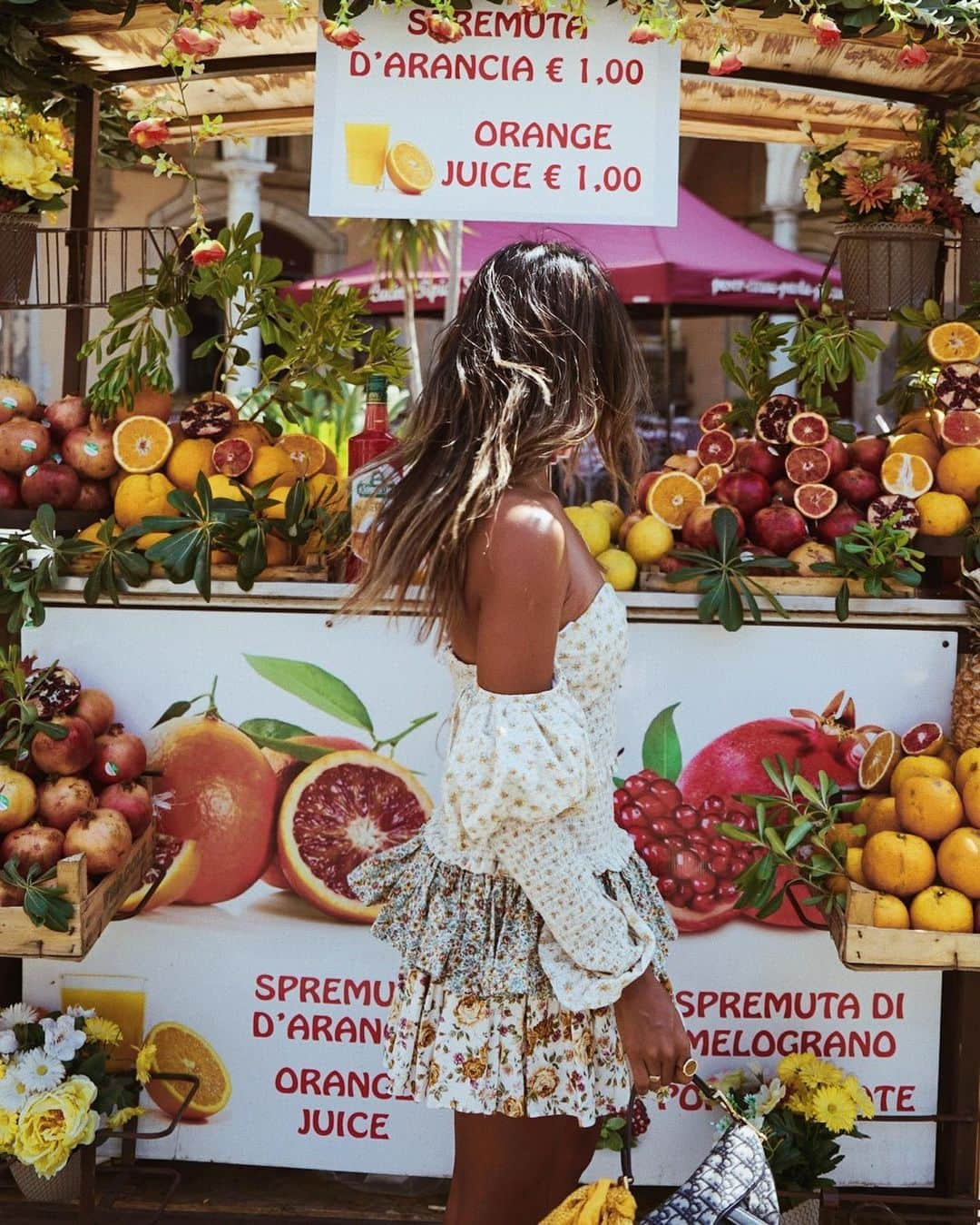 ジュリー・サリニャーナさんのインスタグラム写真 - (ジュリー・サリニャーナInstagram)「Matchy-matchy with the cutest oj stand! 🍊 • outfit @petersyn_clothing #cataniainsicily」7月27日 3時48分 - sincerelyjules