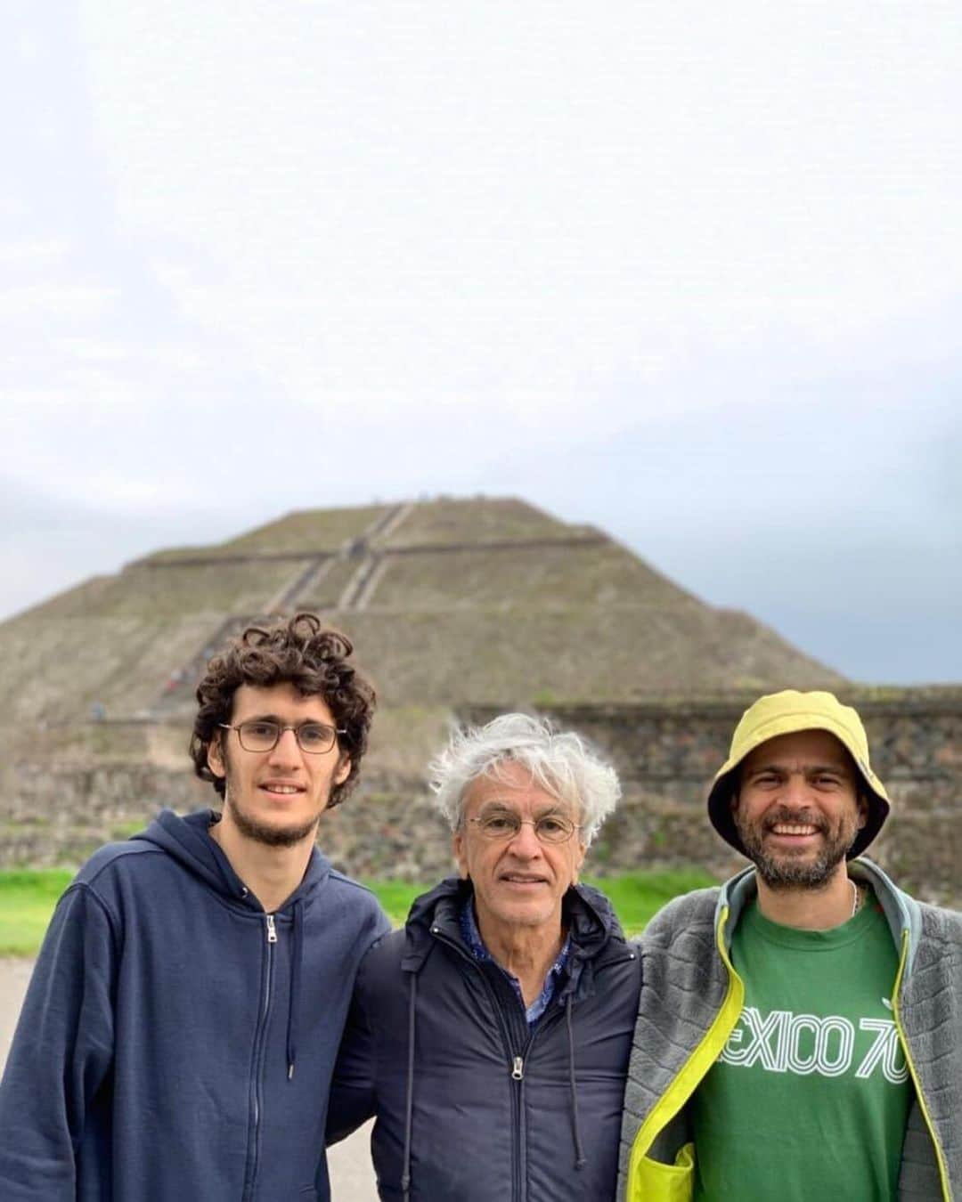 カエターノ・ヴェローゾさんのインスタグラム写真 - (カエターノ・ヴェローゾInstagram)「Las Piramides de Teotihuacán, en #México 🇲🇽 | Mañana 27/07 show #OFERTÓRIO @gfestivalescdmx, en la Ciudad Universitaria (UNAM), a las 11 am. Show a las 4pm. Ingreso libre! - Agenda completa: 🗓27/07 - Festival Cantares/Cidade do México 🗓12/09 - Bogotá (Em breve) 🗓14/09 - Barranquilla 🗓16/09 - Medellín 🗓20/09 - Buenos Aires 🗓22/09 - Rosário 🗓24/09 - Montevidéu 🗓26/09 - Santiago do Chile 🗓04/10 - Belo Horizonte 🗓25 e 26/10 - Salvador (Em breve) 🗓23/11 - São Paulo 🗓30/11 - Rio de Janeiro - #CaetanoVeloso #CaetanoMorenoZecaTomVeloso #UnsProduções」7月27日 3時48分 - caetanoveloso